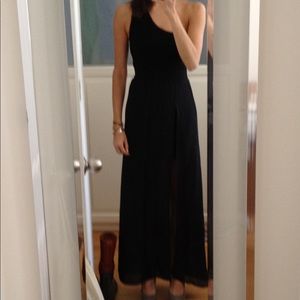 Black one-shoulder long dress